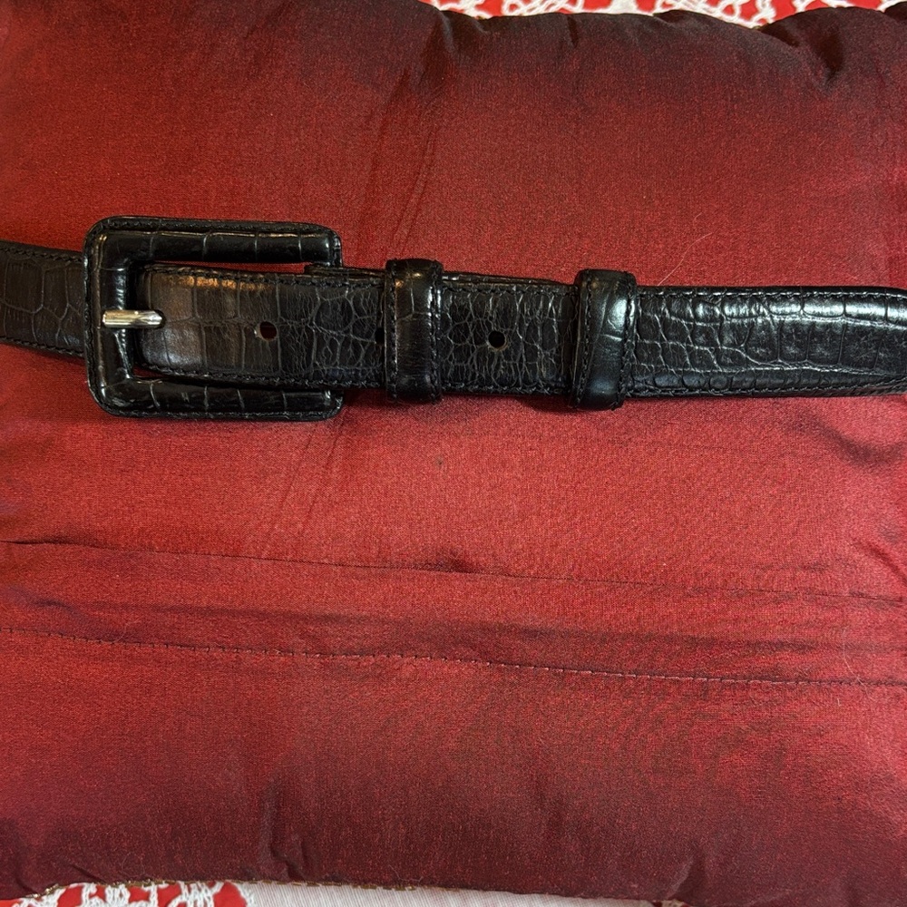 Elegant woman’s Black Crocodile-Embossed Belt